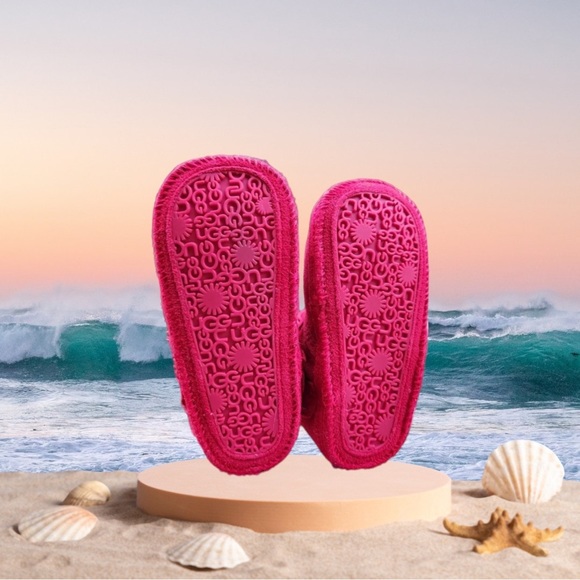 Ugg Neumel & Ugg Beanie Gift Set "RED" BRAND NEW Toddler 4/5C - Picture 4 of 4